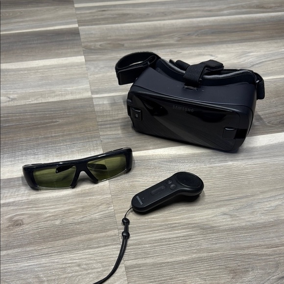 🏴 Samsung Black Smartphone VR Headset with Controller - Picture 1 of 6